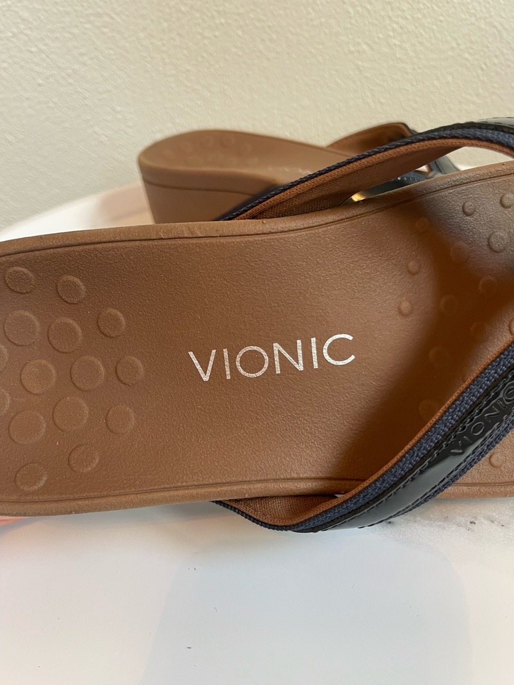 Vionic Womens Flip Flop Sandals High Tide Wedge Black Navy Patent
Leather Sz 8 - Picture 3 of 9